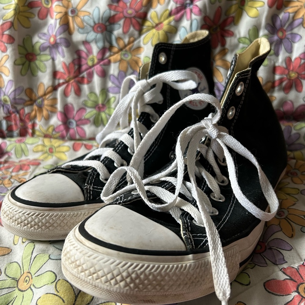 Converse Gently Used Womens 9